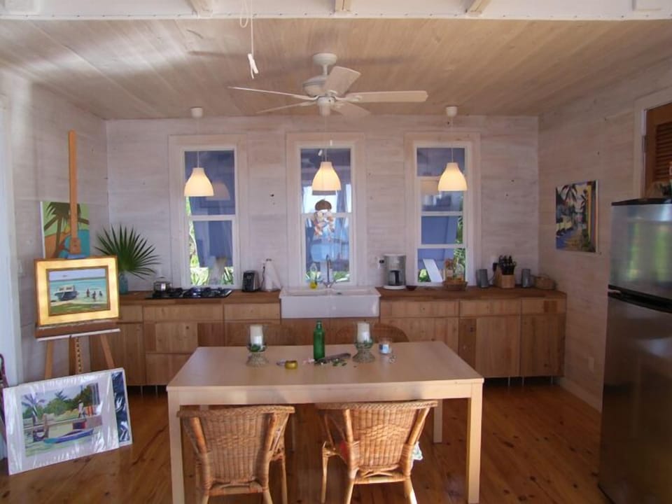 A clean kitchen & dinning space well appointed for cooking in.