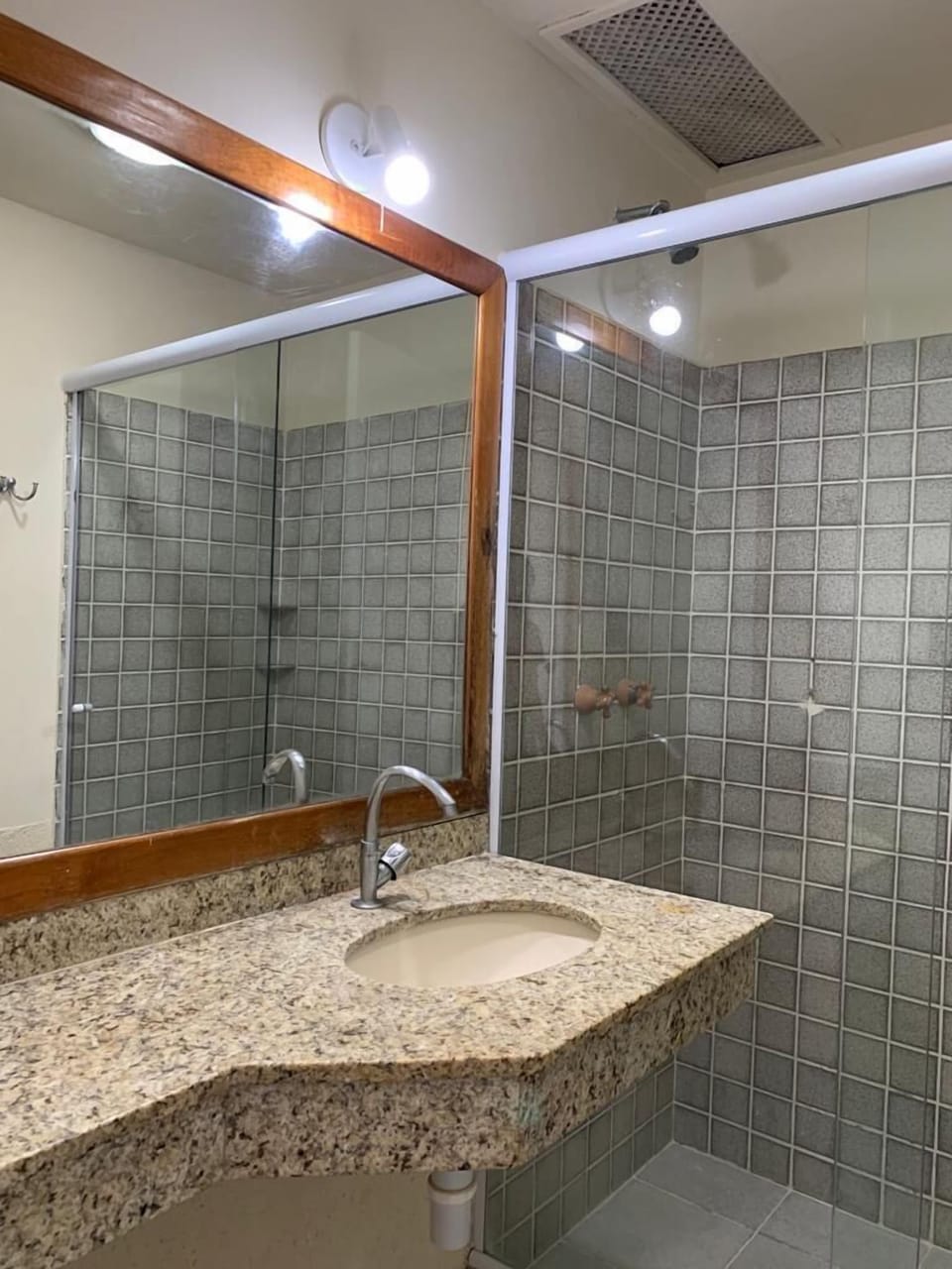 Shower, free toiletries, towels