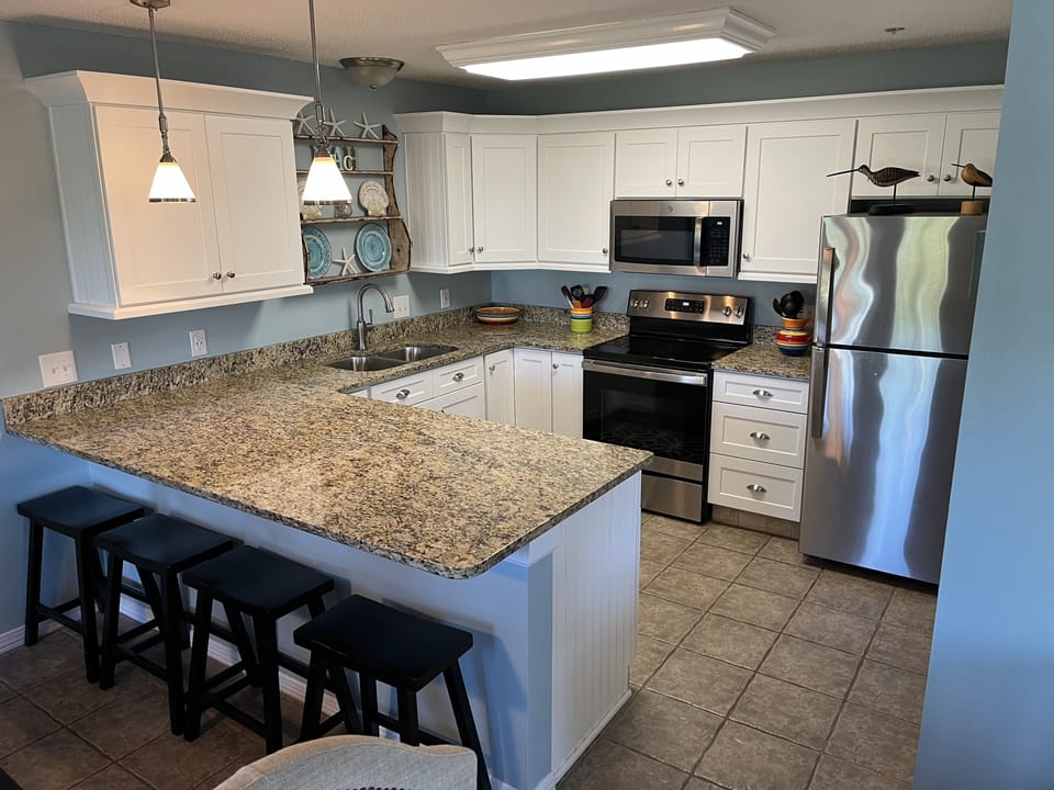 Large food preparation area, and seating for 4 at the breakfast bar