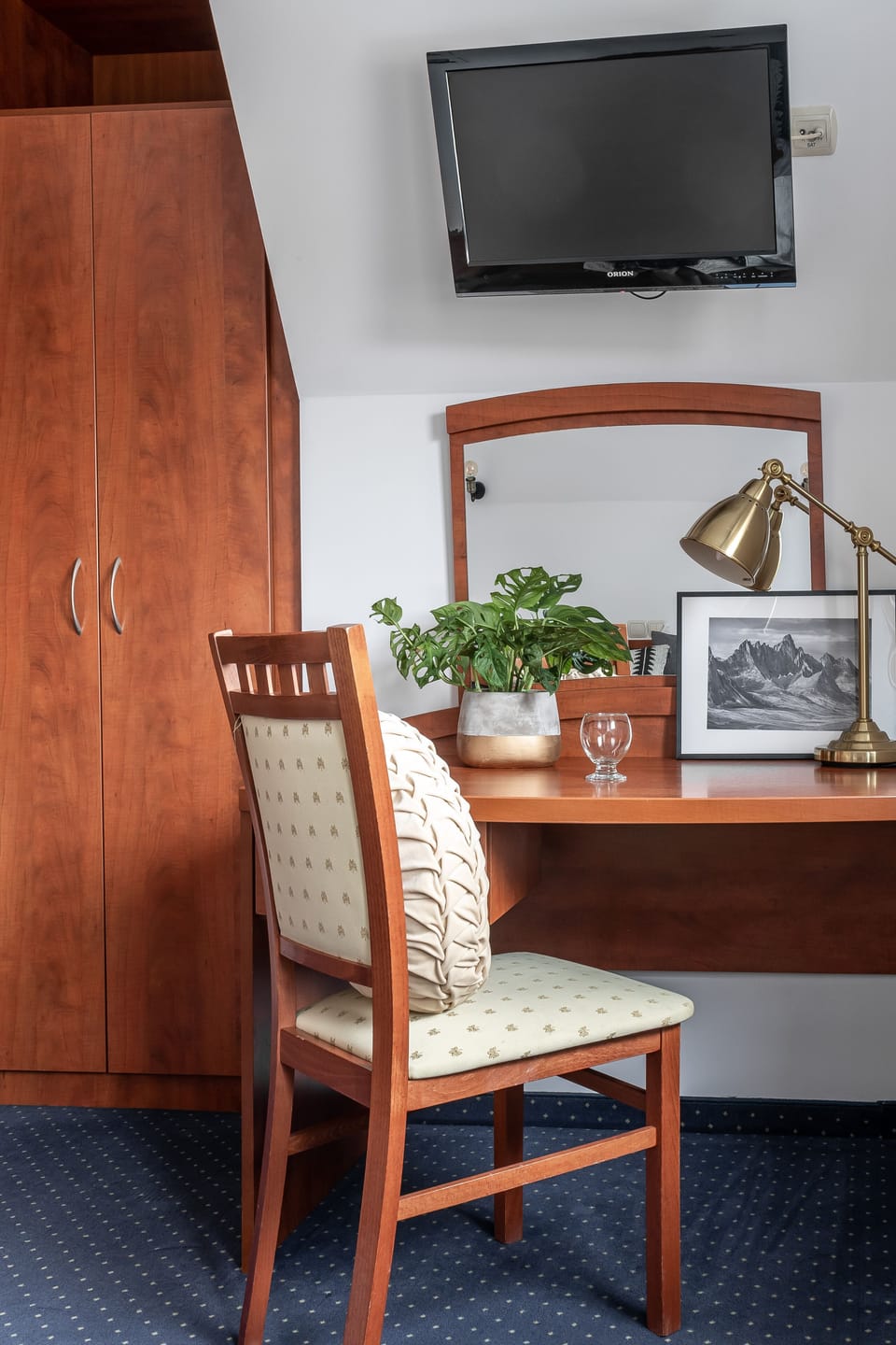 Desk, soundproofing, iron/ironing board, WiFi (free)