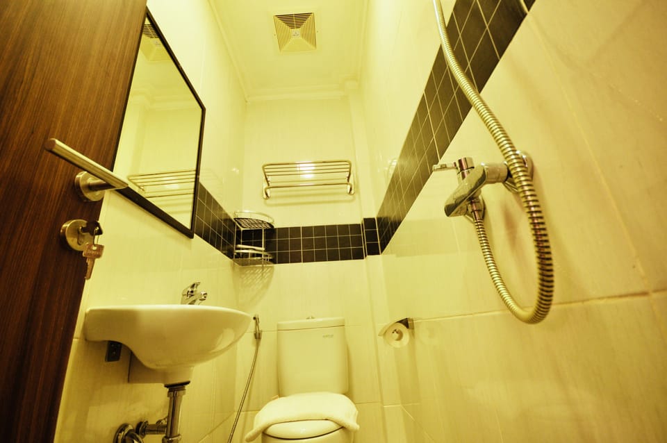 First Class | Bathroom | Shower, rainfall showerhead, free toiletries, bidet