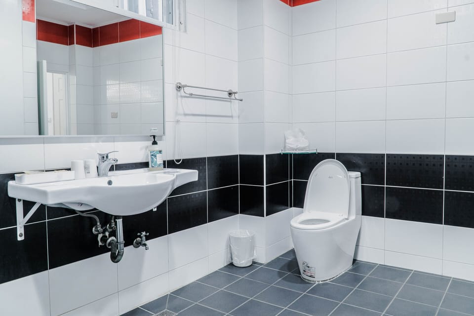 Deluxe Double Room | Bathroom | Shower, free toiletries, hair dryer, slippers