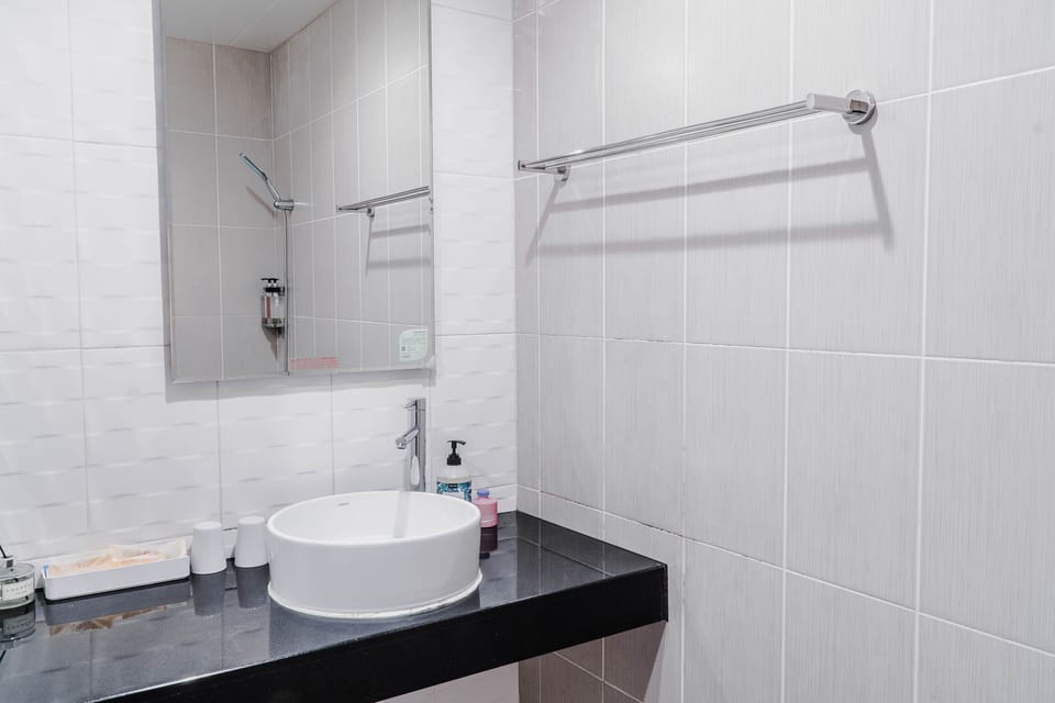 Comfort Double Room | Bathroom | Shower, free toiletries, hair dryer, slippers