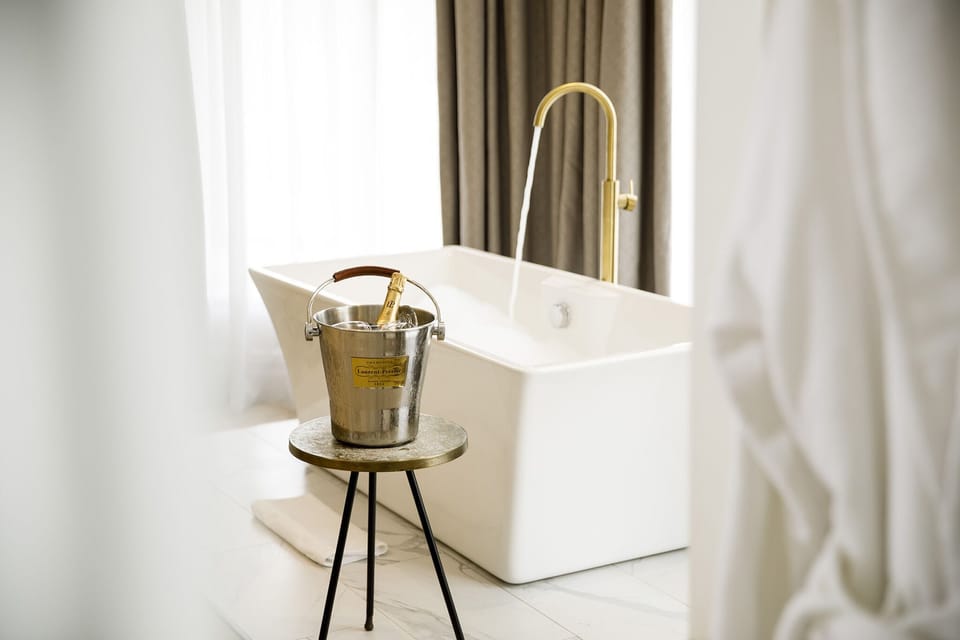 Deluxe Suite, 1 King Bed | Bathroom | Free toiletries, hair dryer, bathrobes, slippers