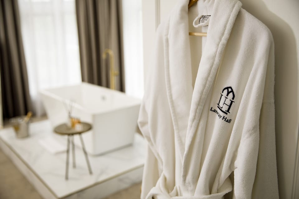 Deluxe Suite, 1 King Bed | Bathroom | Free toiletries, hair dryer, bathrobes, slippers