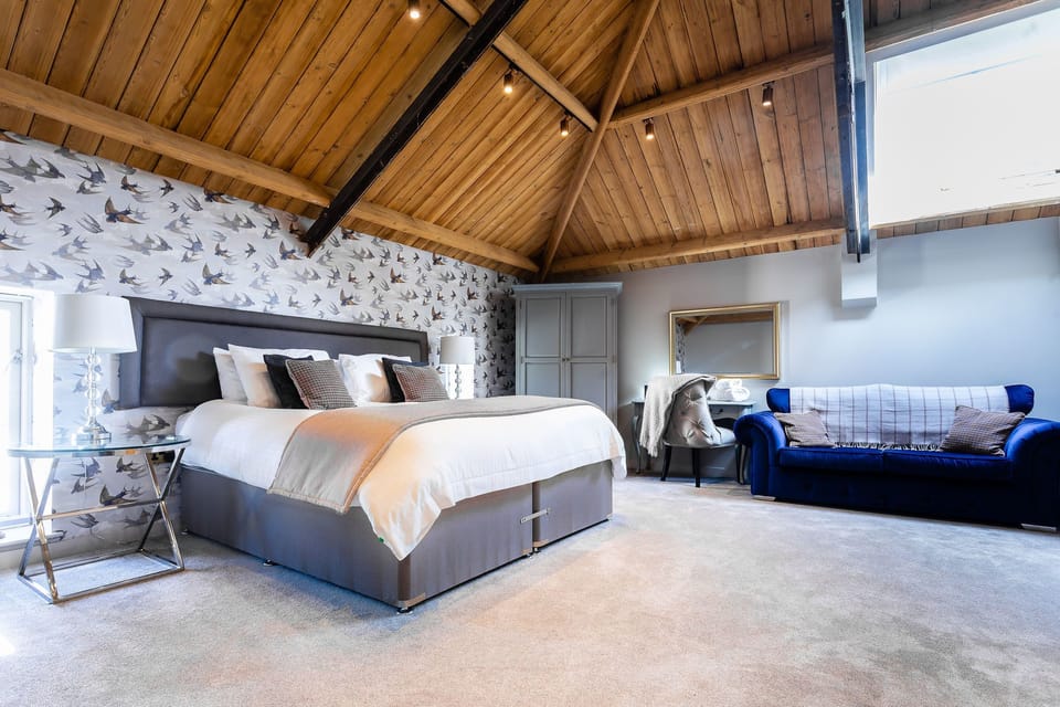 Deluxe Room, 1 King Bed | Premium bedding, iron/ironing board, free WiFi, bed sheets