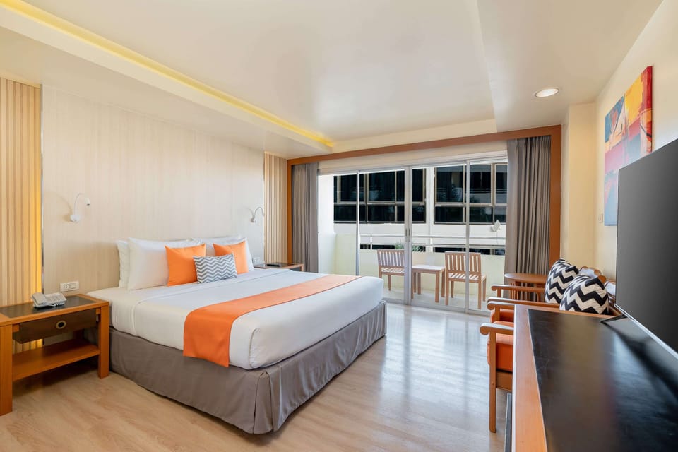 Premium Room | Pillowtop beds, minibar, in-room safe, desk
