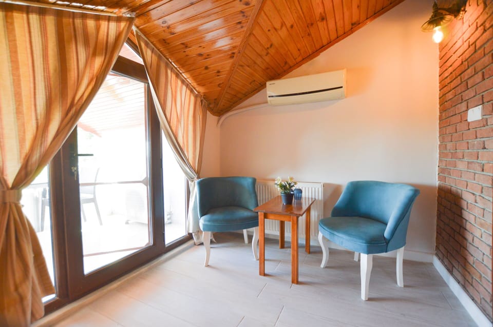 Deluxe Room | In-room safe, desk, iron/ironing board, free WiFi