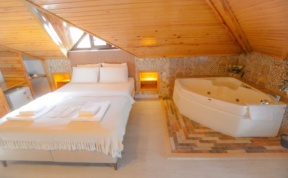 Deluxe Room | In-room safe, desk, iron/ironing board, free WiFi