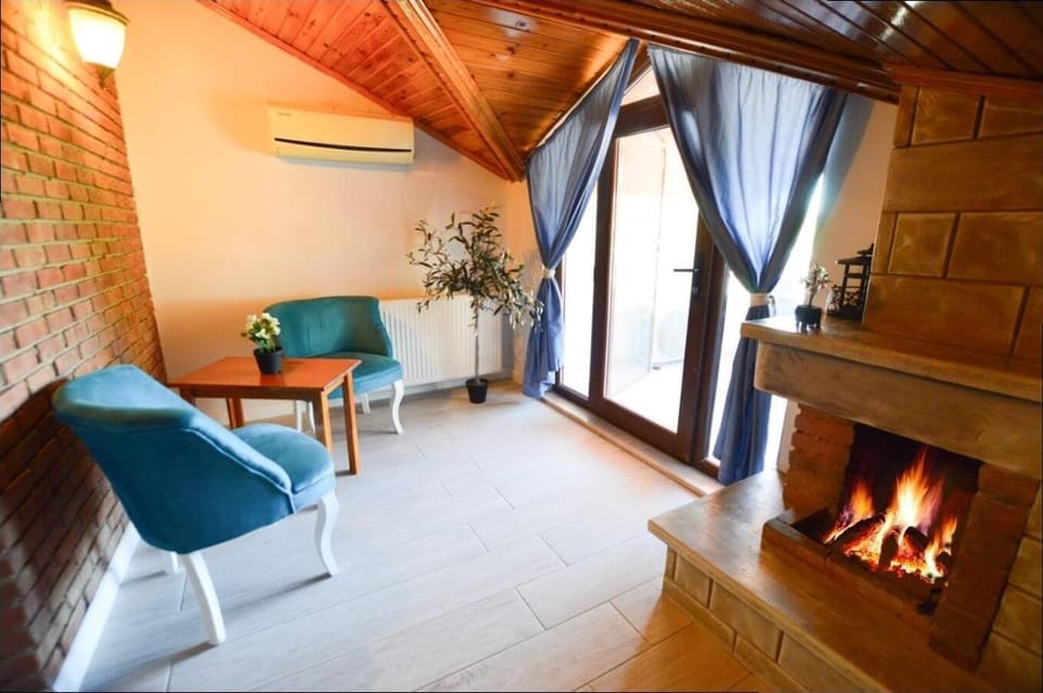 Deluxe Room | In-room safe, desk, iron/ironing board, free WiFi