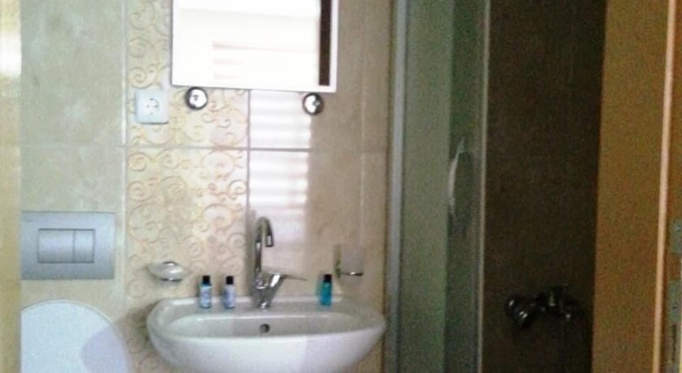 Standard Quadruple Room | Bathroom | Shower, free toiletries, hair dryer, slippers