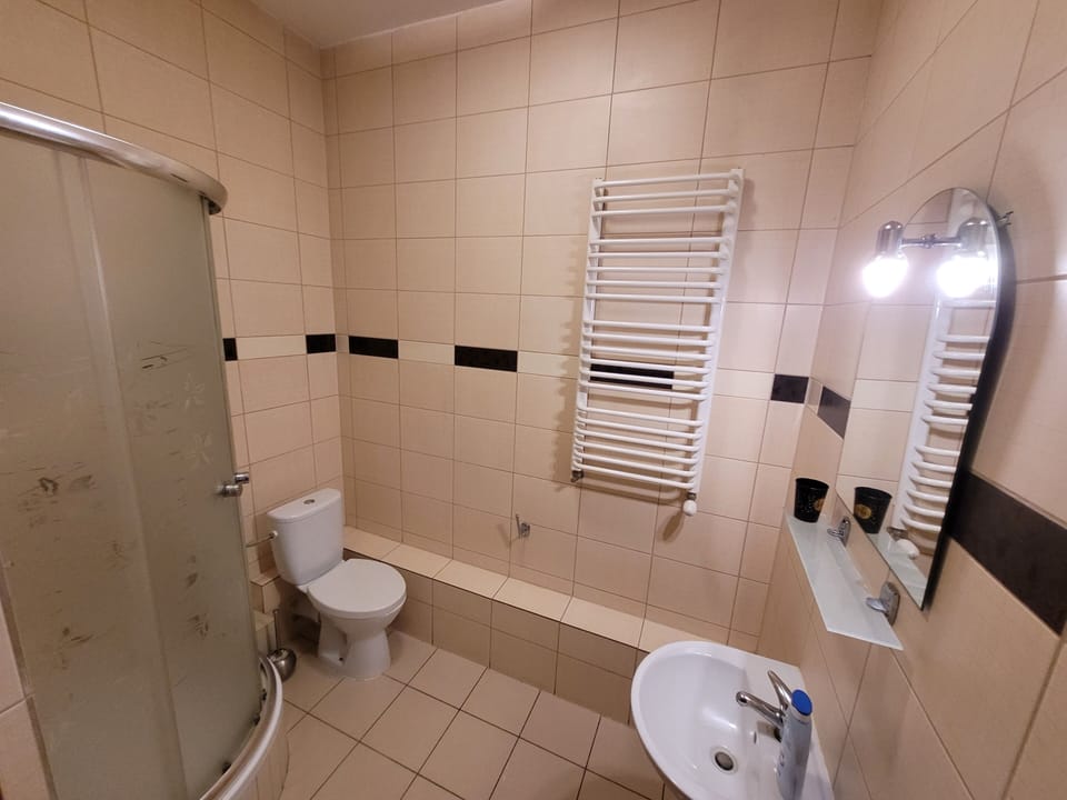 Shower, free toiletries, hair dryer, heated floors