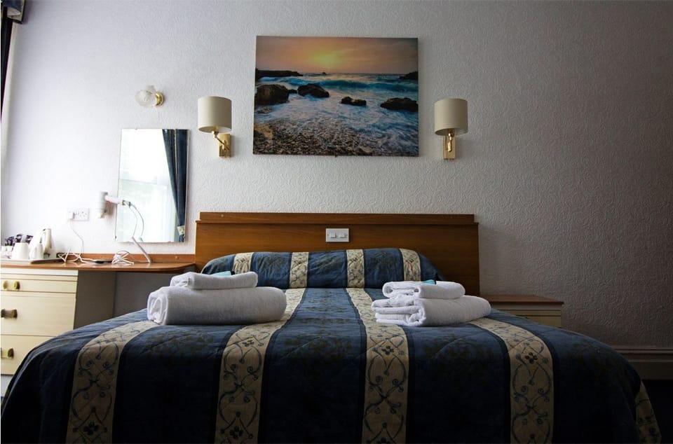 Double Room | Iron/ironing board, bed sheets