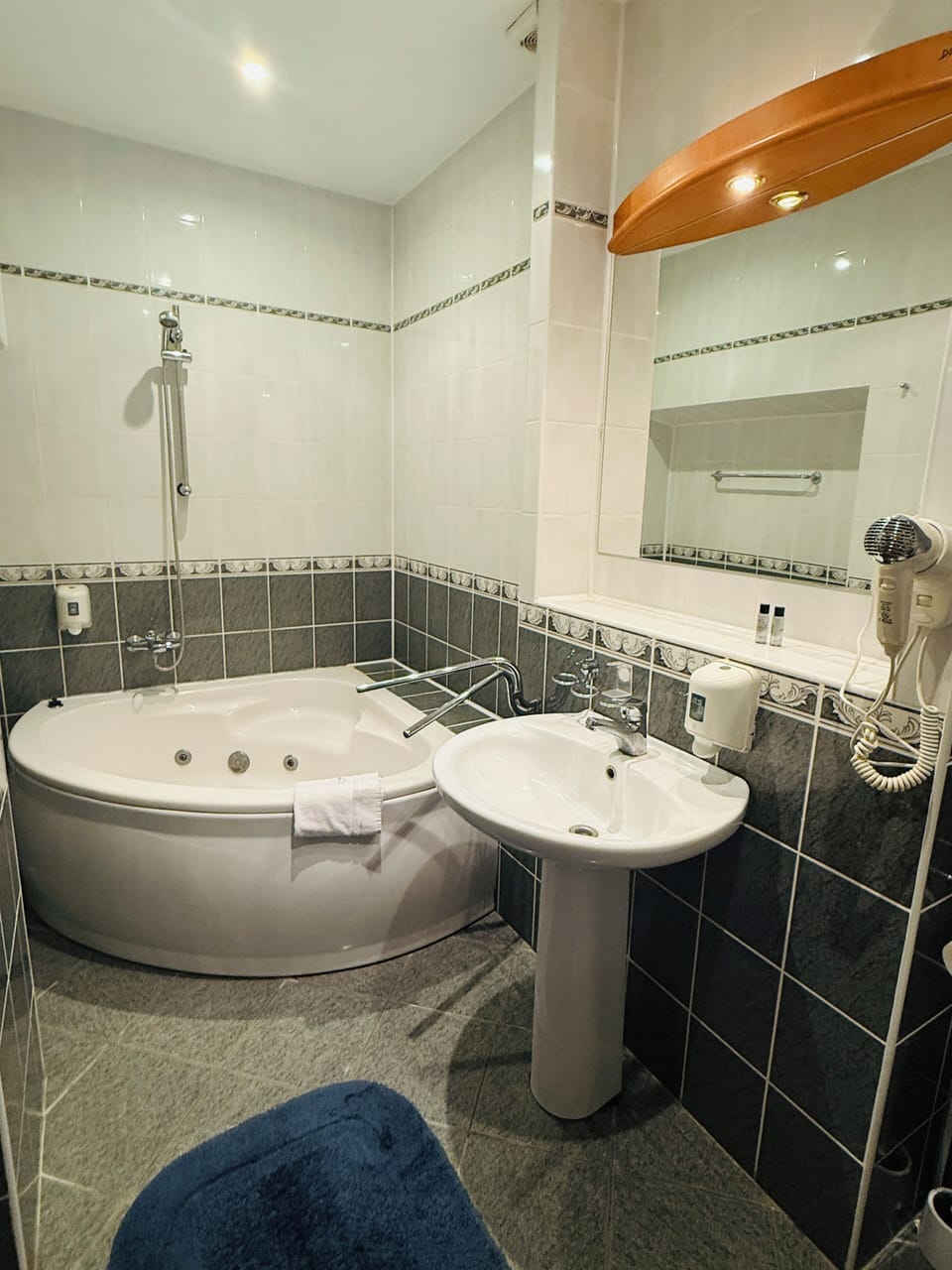Superior Apartment, 2 Bedrooms, Park View | Bathroom | Hair dryer, towels