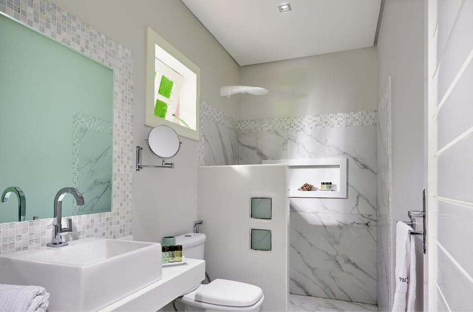 Superior Room | Bathroom | Shower, free toiletries, hair dryer, towels