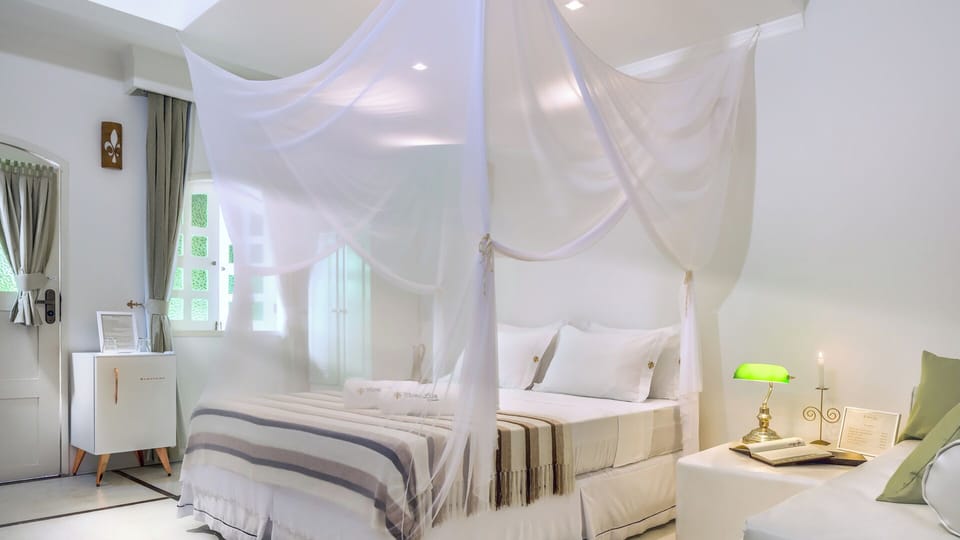 Suite Lirio (no view) | Minibar, individually decorated, individually furnished, desk