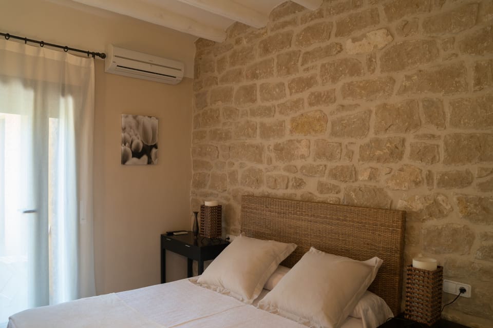 Double Room (Comabarra) | Premium bedding, minibar, free cribs/infant beds, rollaway beds