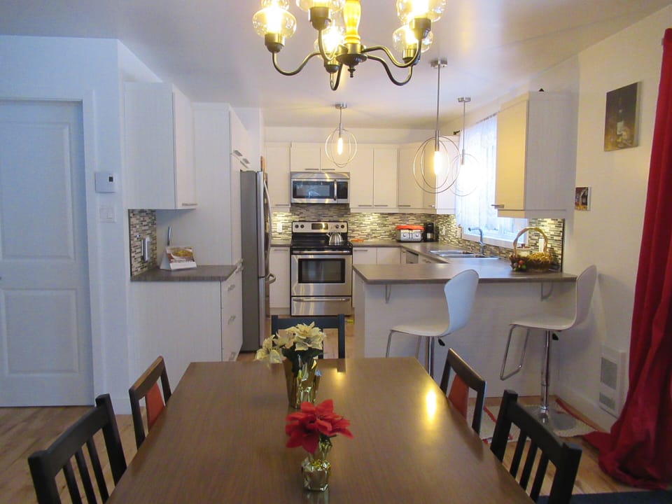 Kitchen & Dining room / Cuisine et sale a manger
