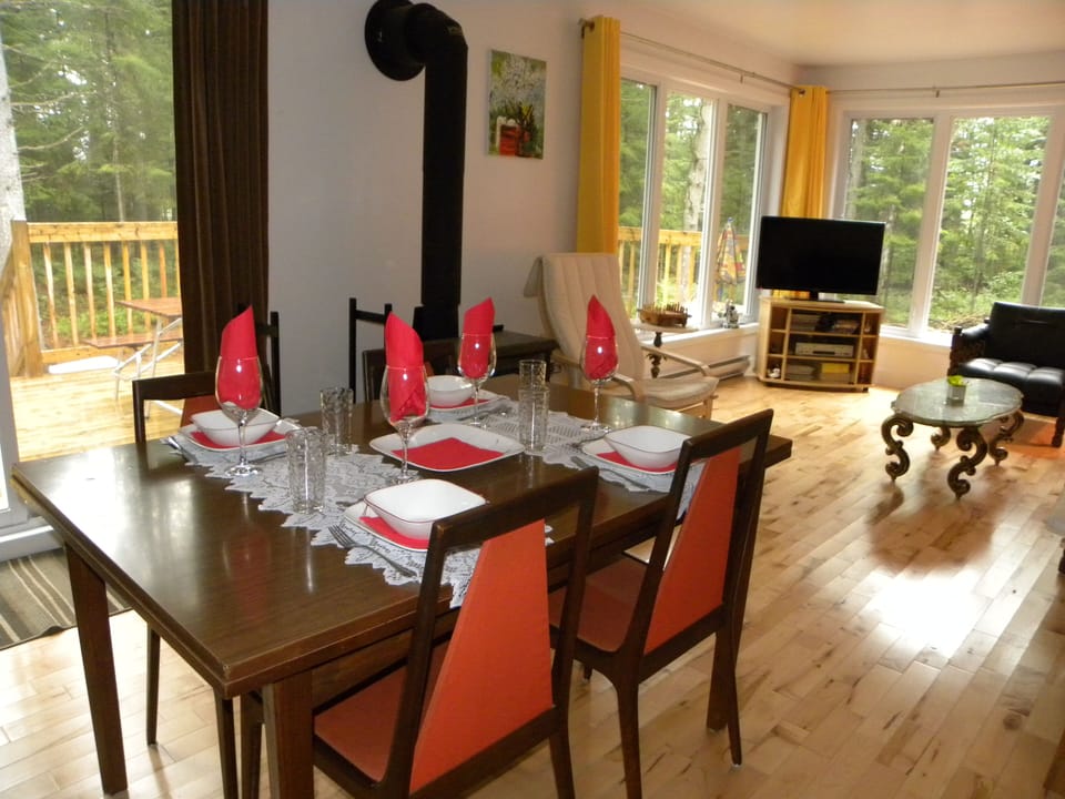 Dining room & living room open concept / Salle à manger et salon à aire ouverte