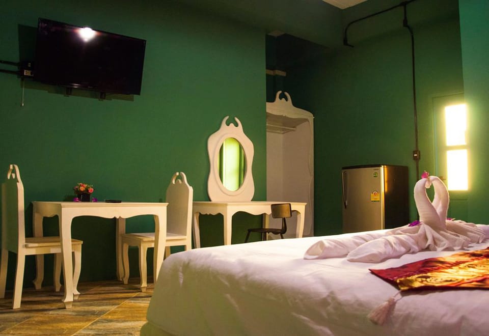 Double Room with Balcony | Bathroom | Shower, free toiletries, towels