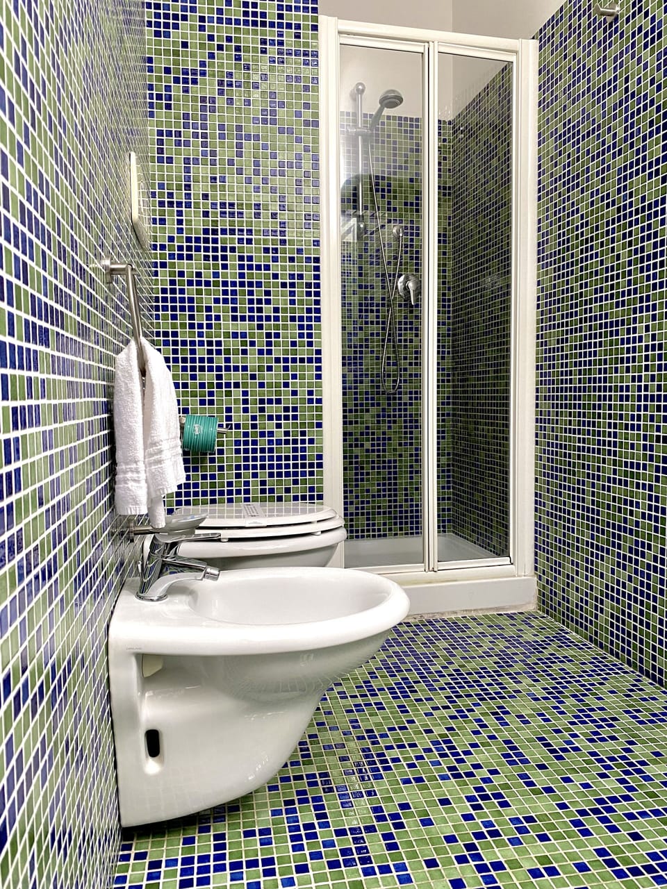 Junior Suite (Attic) | Bathroom | Shower, hydromassage showerhead, free toiletries, hair dryer