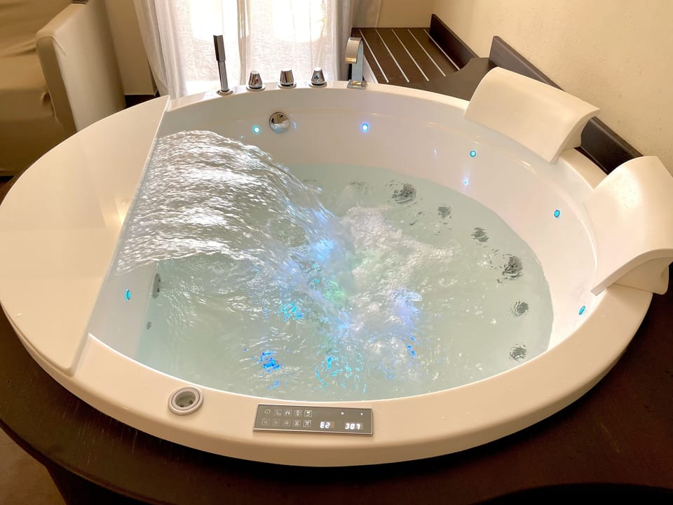 Suite, Jetted Tub | Frette Italian sheets, premium bedding, memory foam beds, in-room safe