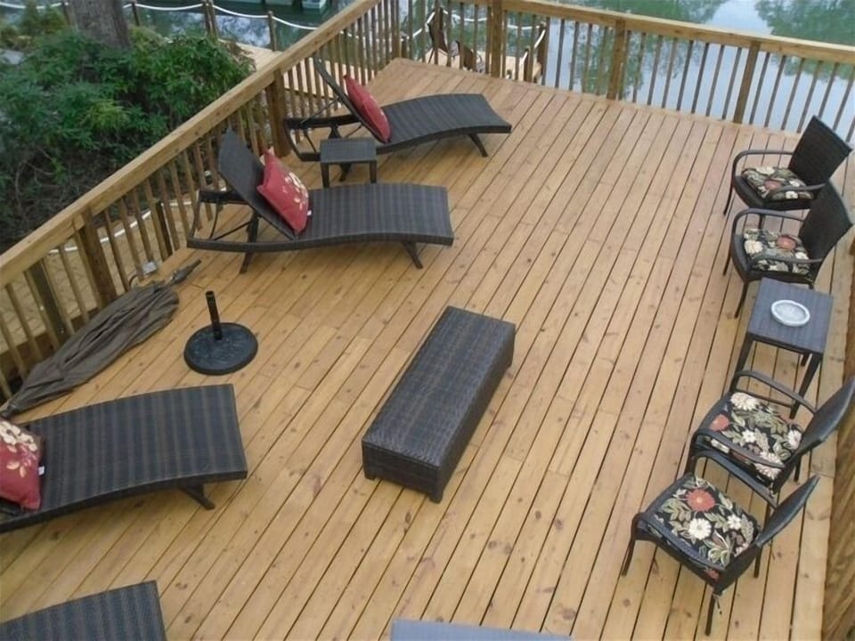 Large Deck with hot tub off to side