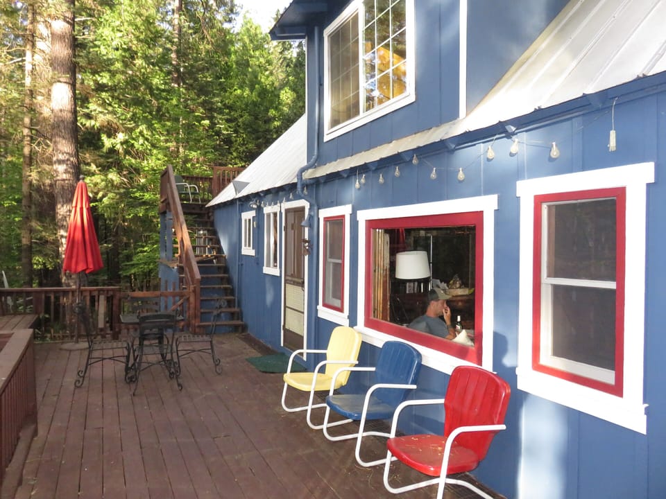 Deck wraps completely around the cabin.

