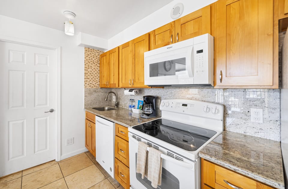 Efficient & Full Kitchen with Dishwasher