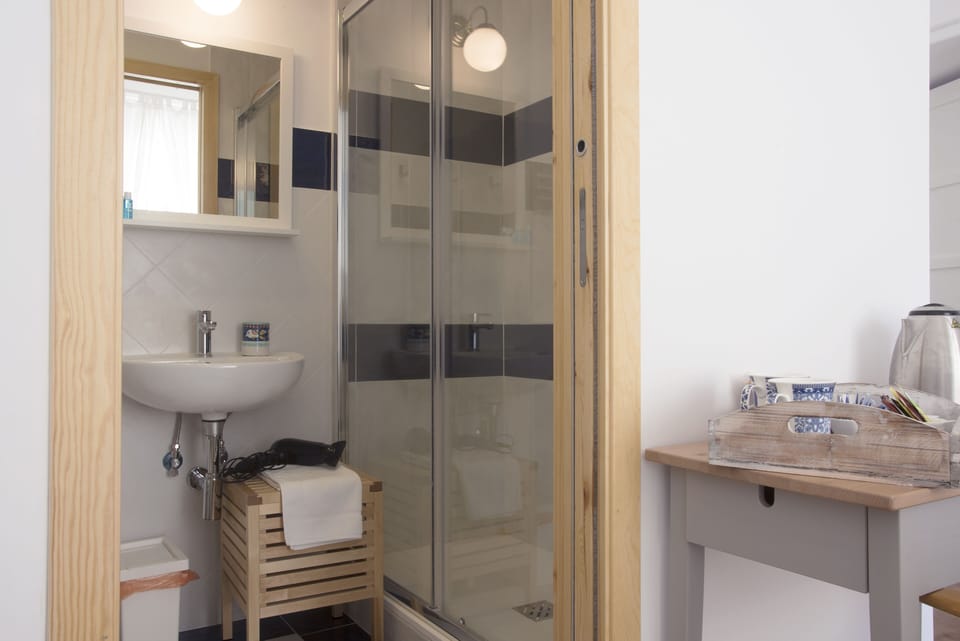 Shower, rainfall showerhead, free toiletries, hair dryer