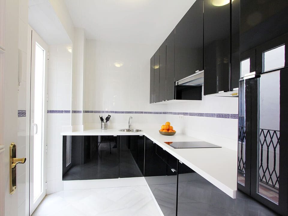 Kitchen equipped with all main utensils and appliances - veoapartment