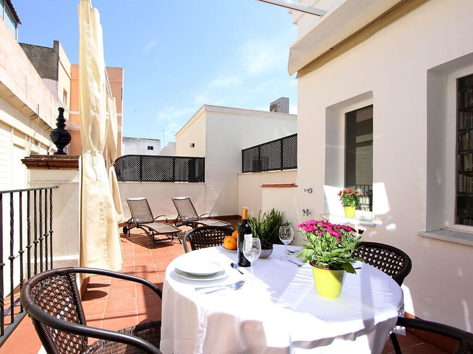 Private terrace with table, 4 chairs, canopy and 2 sun-loungers - veoapartment
