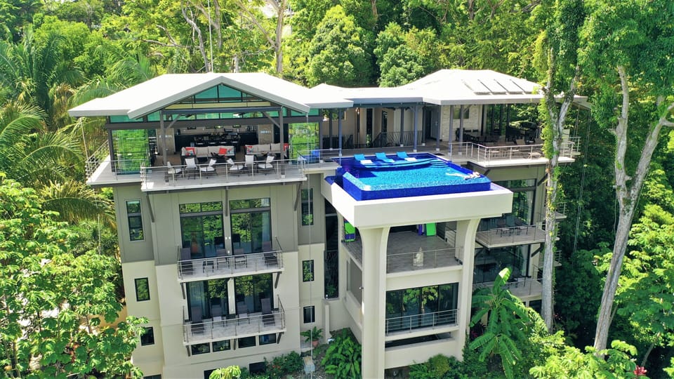 Luxury 8BR Manuel Antonio luxury villa with infinity pool for large groups