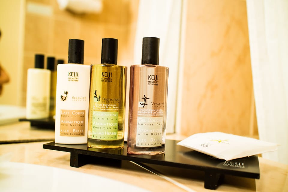 Suite | Bathroom | Hair dryer, towels