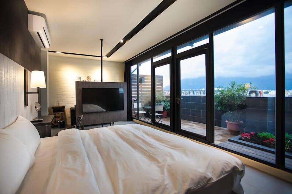 Deluxe Double Room, Balcony (VIP) | Desk, blackout drapes, soundproofing, rollaway beds