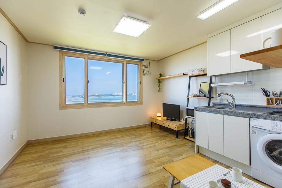 Deluxe Room | Private kitchenette | Full-size fridge, microwave, stovetop, rice cooker