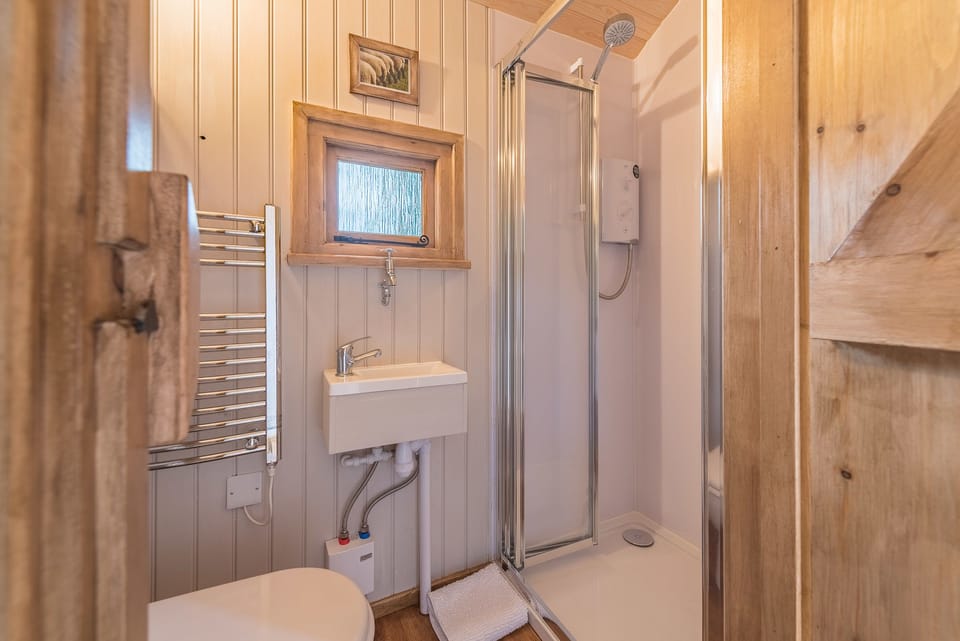 Cabin (Shepherds Hut - Herdwick) | Bathroom | Free toiletries, towels