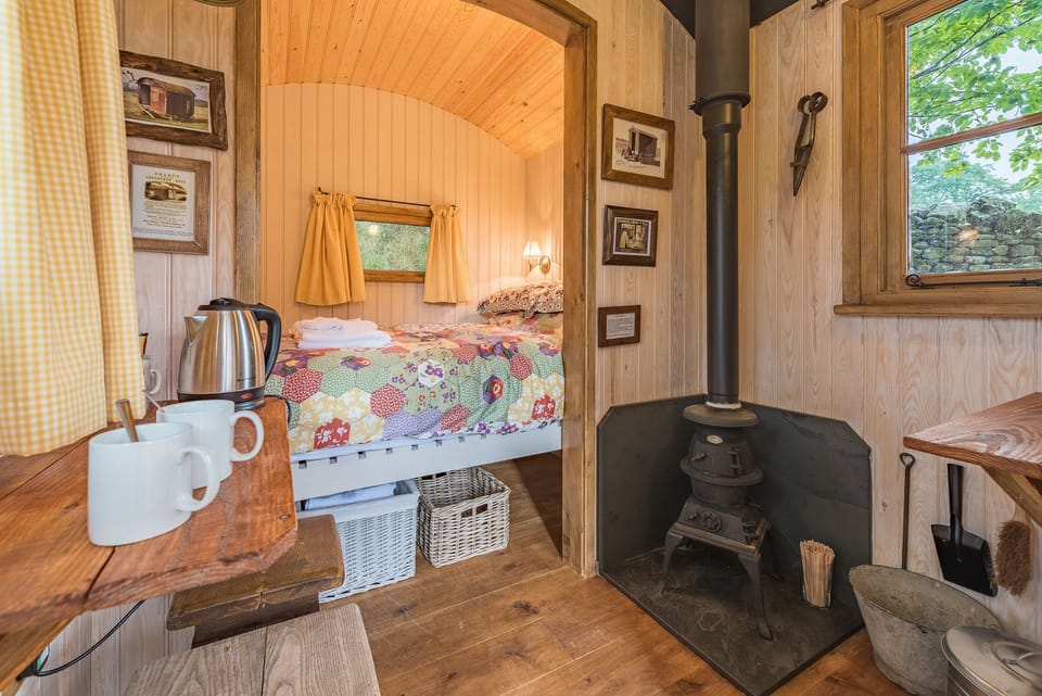 Cabin (Shepherds Hut - Herdwick) | Desk, bed sheets