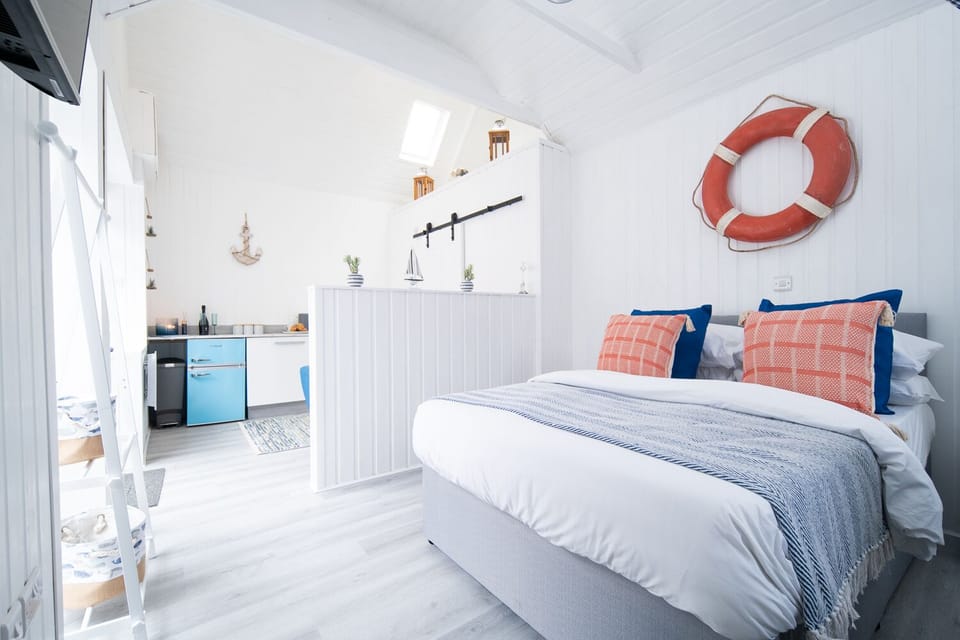 Double Room, 1 Bedroom, Private Bathroom | Individually decorated, individually furnished, laptop workspace