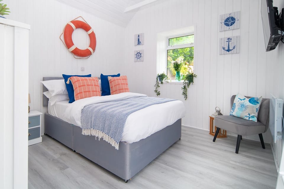 Double Room, 1 Bedroom, Private Bathroom | Individually decorated, individually furnished, laptop workspace