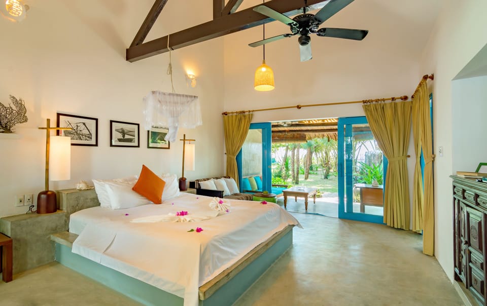 Ocean Breeze | Premium bedding, minibar, desk, free WiFi