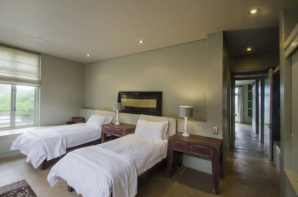 King or Twin with Mountain View | Premium bedding, free WiFi