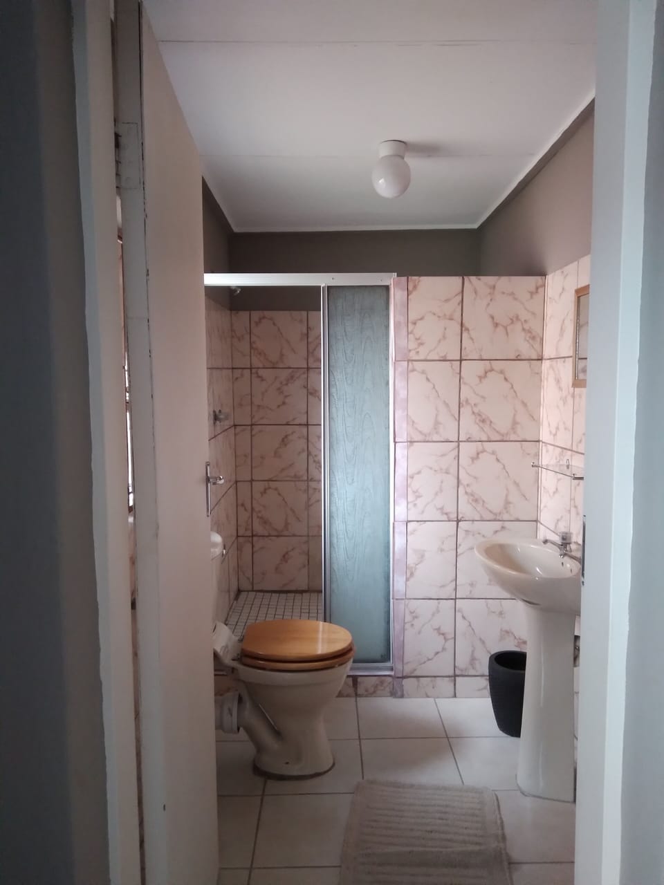 Double Room | Bathroom | Free toiletries, towels