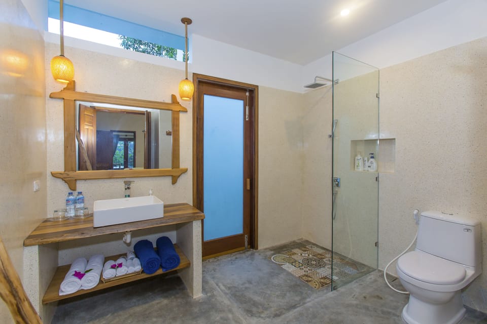 Deluxe Room, Pool View | Bathroom | Shower, free toiletries, hair dryer, slippers