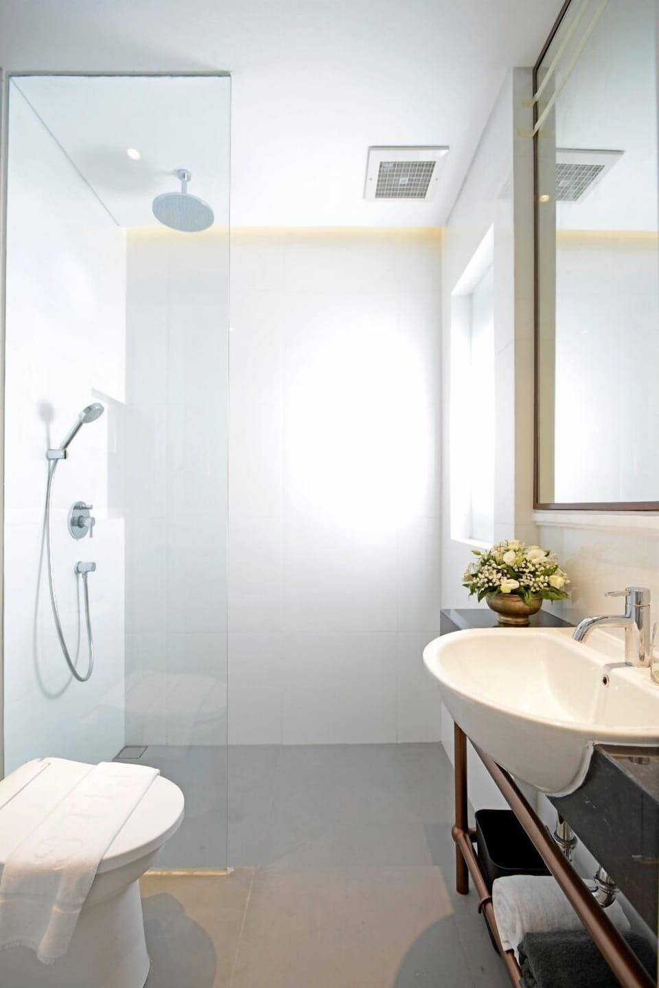 Shower, free toiletries, hair dryer, slippers