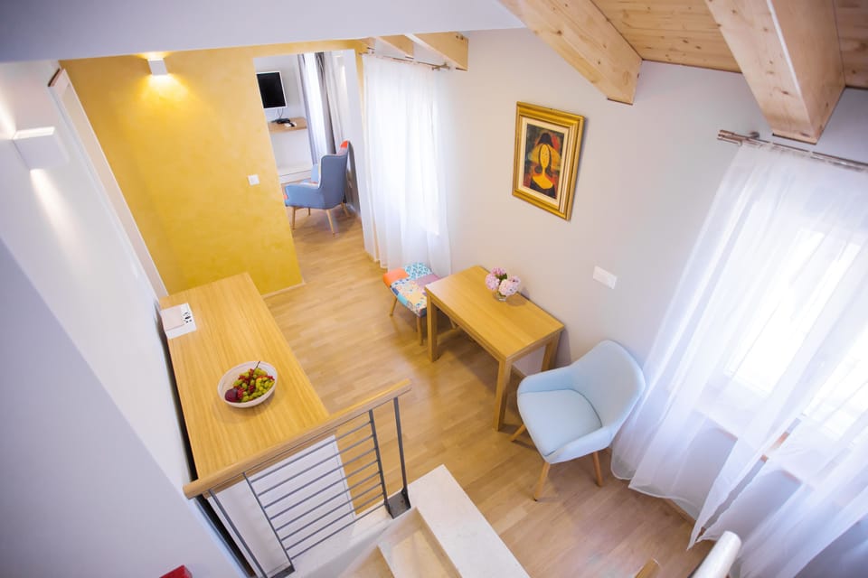 SUPERIOR TOP FLOOR SUITE | Living area | Flat-screen TV
