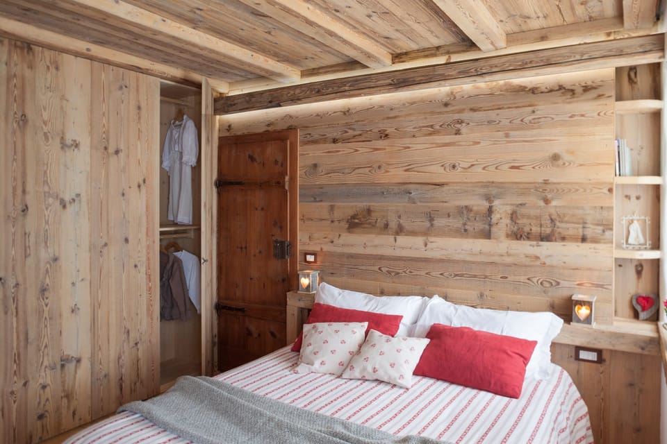 Deluxe Apartment, 1 Bedroom | In-room safe, desk, bed sheets