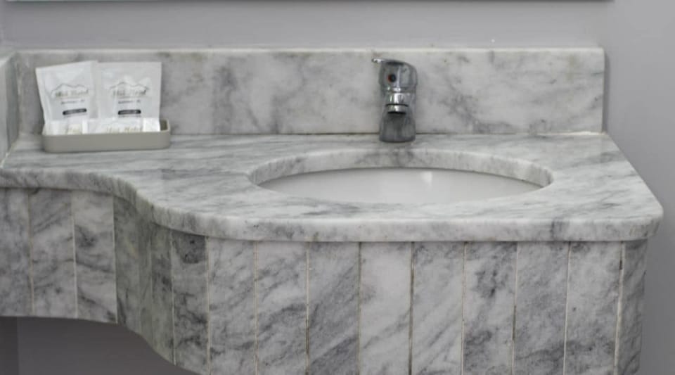 Comfort Room, Lanai | Bathroom | Shower, free toiletries, towels, shampoo