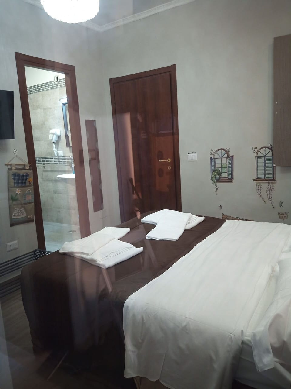 In-room safe, desk, free WiFi
