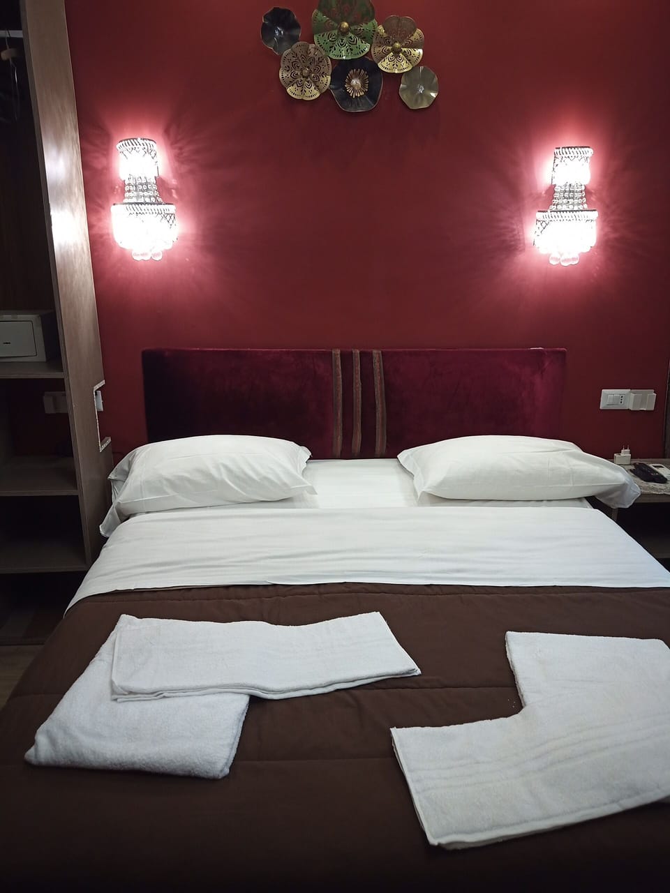 In-room safe, desk, free WiFi